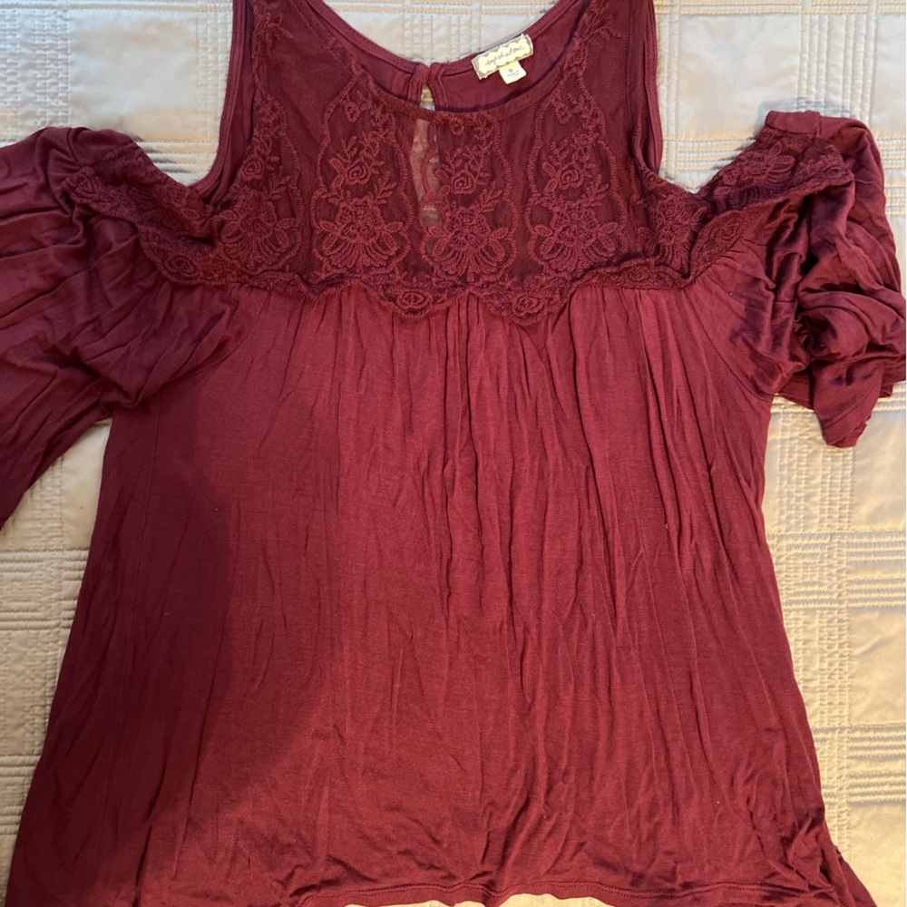 Eyeshadow bare shoulders shirt.